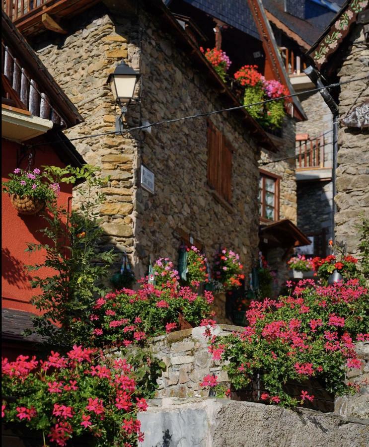 Casa De Piedra Con Encanto En El Bonito Pueblo De Bagergue Villa Exterior photo