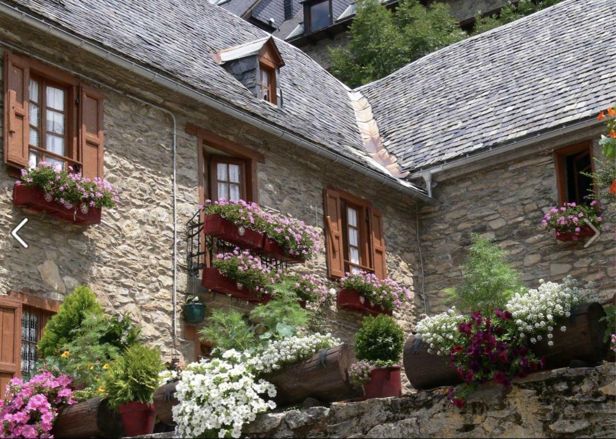 Casa De Piedra Con Encanto En El Bonito Pueblo De Bagergue Villa Exterior photo